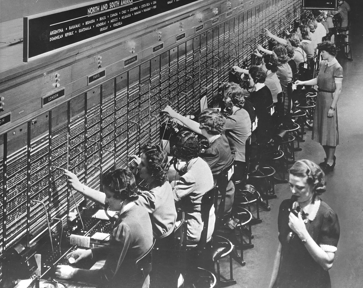 Các nữ tổng đài viên làm việc tại tổng đài điện thoại Bell System