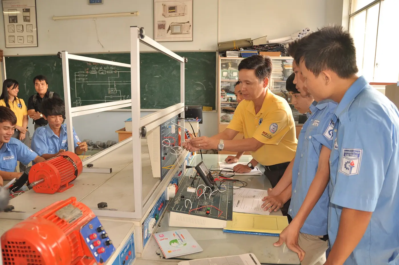 Giảng viên và sinh viên trong phòng thực hành kỹ thuật tại TP.HCM