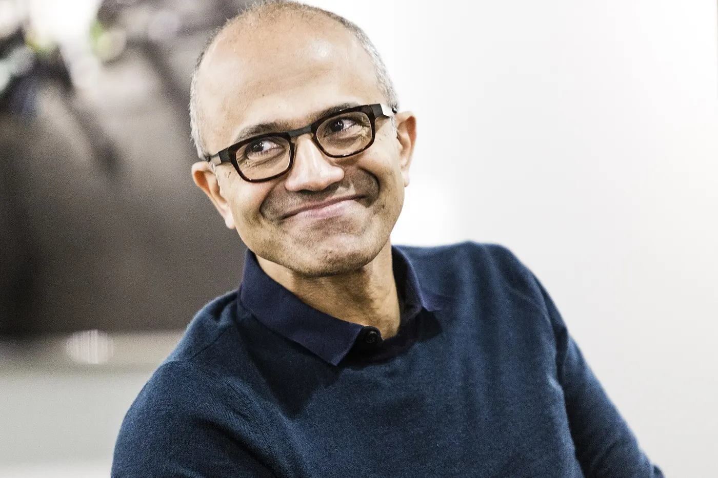 Satya Nadella mỉm cười