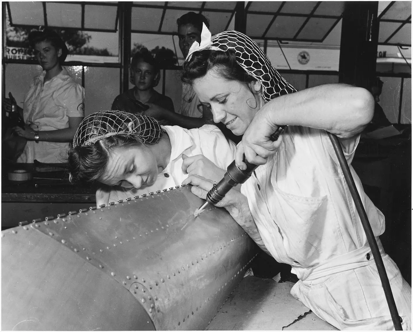 Hai chị em học việc lắp ráp máy bay tại căn cứ hải quân Corpus Christi năm 1942