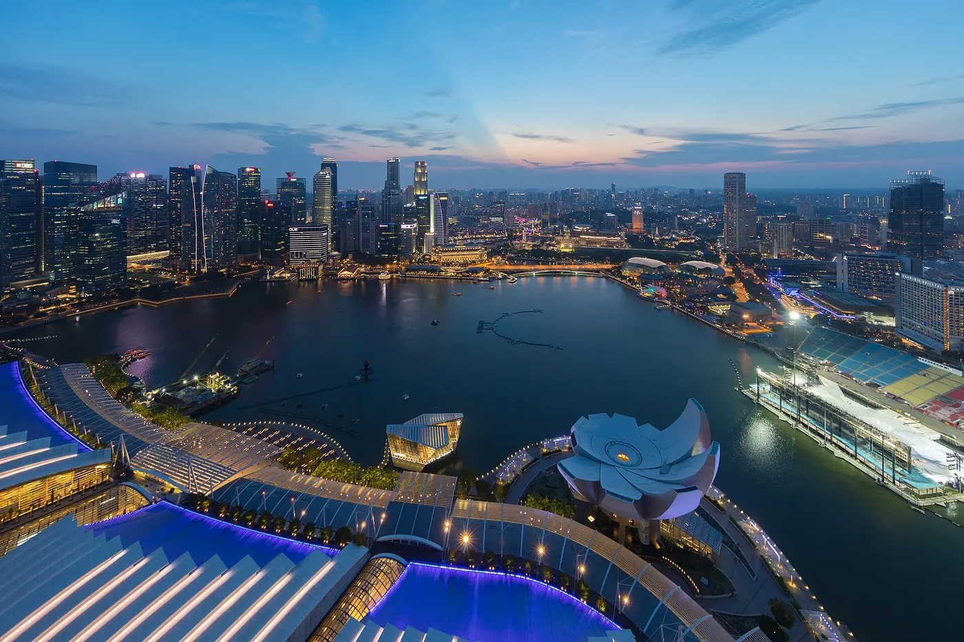 Khu trung tâm tài chính Singapore lúc hoàng hôn