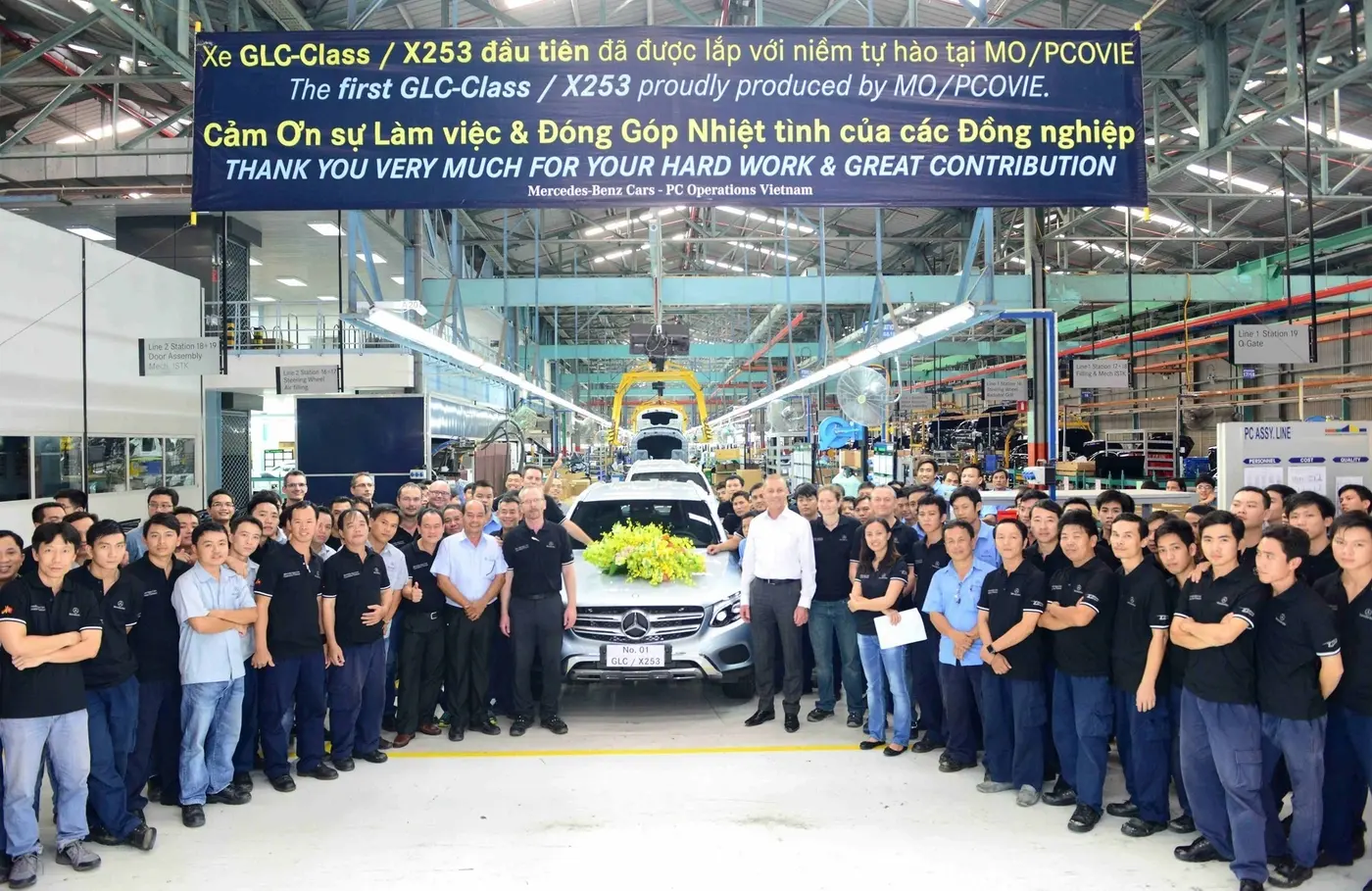 Công nhân và quản lý đứng thành hàng trong xưởng lắp ráp ô tô ở TP.HCM